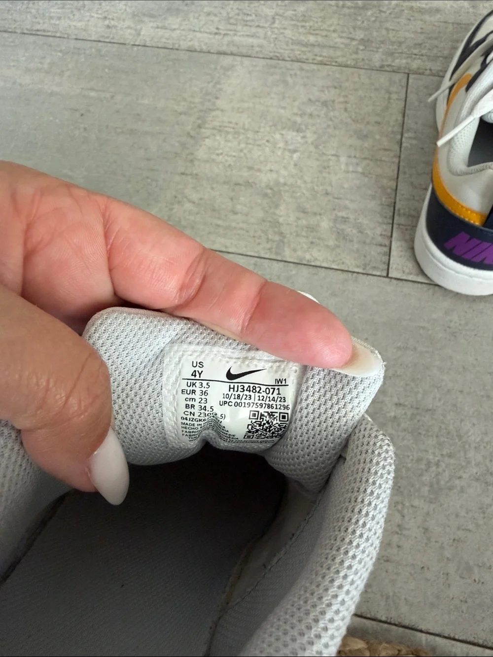 Nike Kids Low-Top Sneakers in White, Navy & Yellow